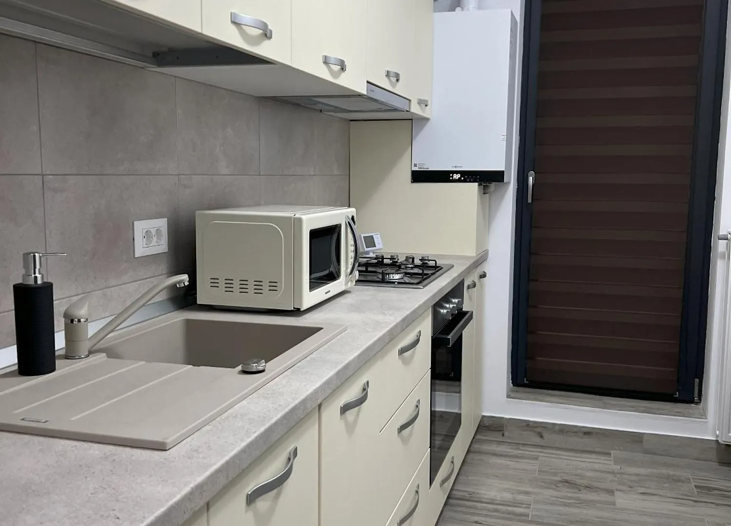 Refined Studio Haven At Exigent Plaza - 08 Bucarest
