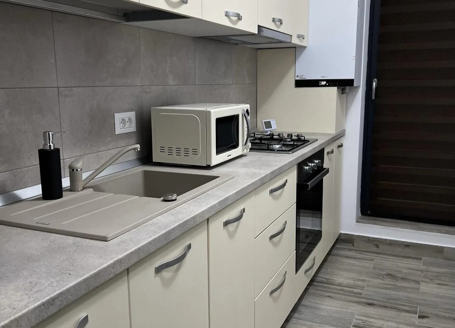Refined Studio Haven At Exigent Plaza - 08 Bucarest 0*,  Romania